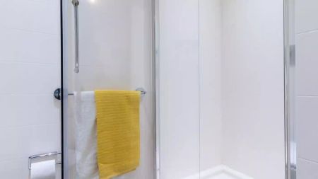 Silver En Suite - Photo 4