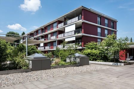 "Excellent public transportation connection!" - Photo 4