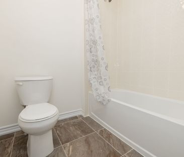 For Lease - 45 Tamworth Terrace, Barrie, Ontario - Photo 2