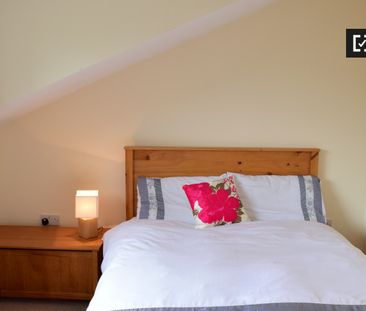 Ensuite room in 3-bedroom apartment in Ballinteer, Dublin - Photo 4