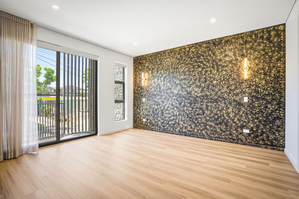 Modern & Spacious 5 Bedroom Family Home in Fairfield West! - Photo 1