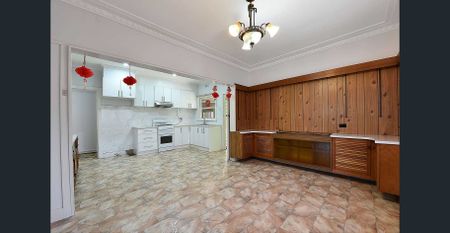 Charming & Classic 2-Bedroom Home with Large Backyard - Photo 3
