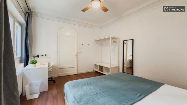 Single Bed in Rooms for rent in 7-bedroom apartment in Barcelona - Photo 1