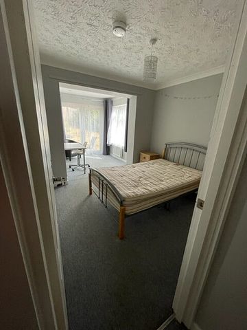 Delightful fully furnished 5 bedroom student house 1 x double ensuite bedroom - Photo 5
