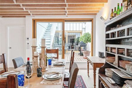 SHORT LET. A stunning architecturally designed four bedroom new build house in a secluded position, shielded, yet moments from the hustle and bustle of Upper Street. - Photo 5