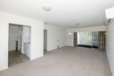 Sunny Modern 2 bedroom home in Hauraki Corner - Photo 4