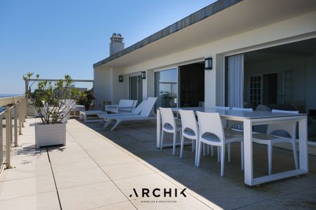 Architecture de 1970, cet immeuble accueille en son 4ème et dernier étage avec ascenseur, un appartement traversant de 100 m2 et sa terrasse de 60 m2, offrant une vue panoramique sur le Bassin et la presqu'île du Cap Ferret. - Photo 3