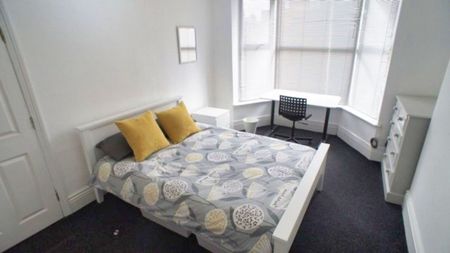 4 bedroom terraced house to rent - Photo 3