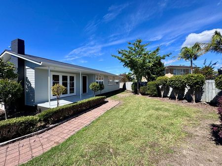 Newly renovated home in quiet neighbourhood - Photo 4