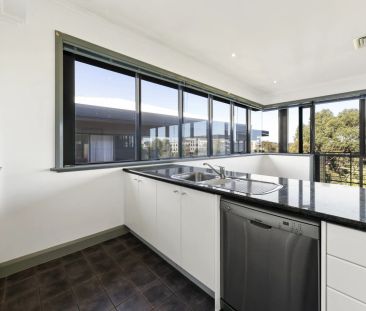 Top Floor Penthouse-Style Apartment in a Prime Location - Photo 3