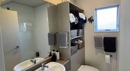 Stunning Fully Furnished Lakefront Apartment - Photo 4