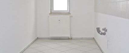 Ruhige Lage • Balkon • 3-Raum • Nussbaumlaminat • praktischer Grundriss • Bad mit Wanne • zur Miete - Photo 1