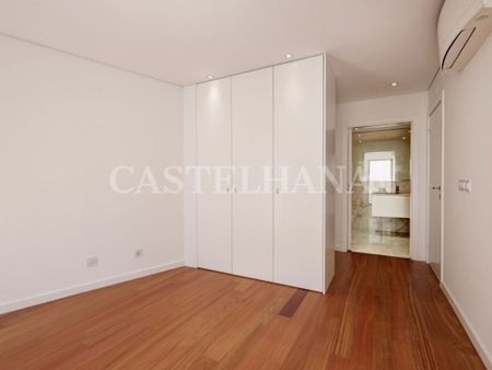 2 bedroom luxury Apartment for rent in Avenida Braamcamp (Coracao de Jesus), Lisbon - Photo 2