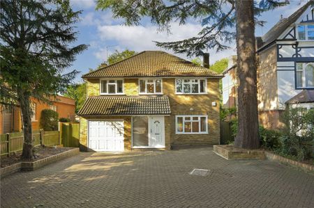 A modern detached family home offering modern and open plan living. - Photo 2