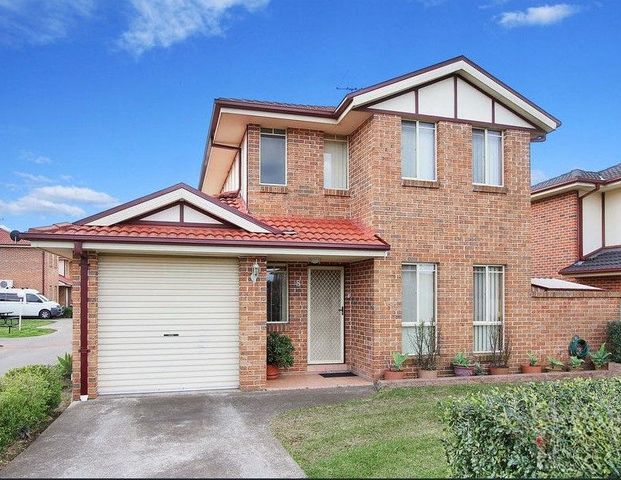 MAINTAINED 3 BEDROOM TOWNHOUSE! - Photo 1