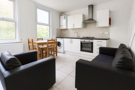 4 bedroom flat to rent - Photo 4