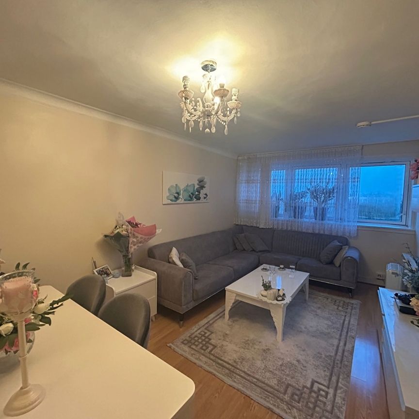 2 Bed Flat, Lillingston House, N7 - Photo 1