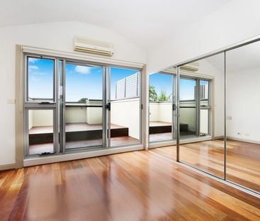 Private three bedroom townhome - Photo 4