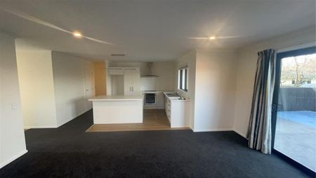 Modern Family Home - Photo 5