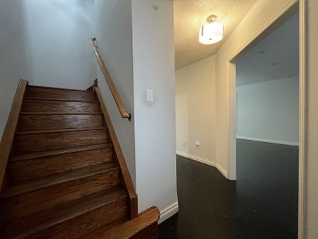 For Lease - 7132 Harding Crescent, Mississauga, Ontario - Photo 2