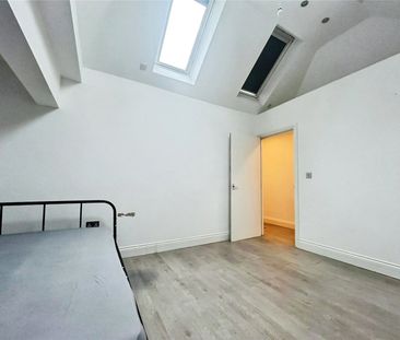 St. Johns Road, Isleworth, TW7 6GW - Photo 1