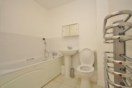 Dudley Place, Stanwell, Staines-upon-Thames, Surrey, TW19 7BG - Photo 5