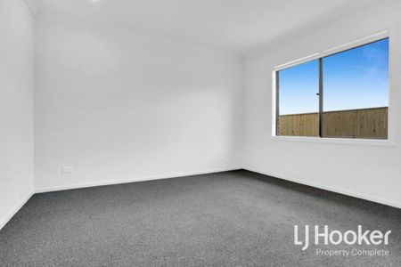 STUNNING FAMILY HOME IN FLAGSTONE WITH DUCTED AIR + QUALITY FINISHES! - Photo 4