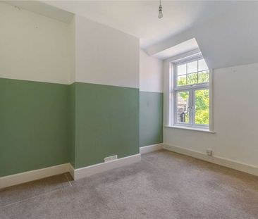Traditional two-bedroom terraced cottage with great transport links - Photo 5