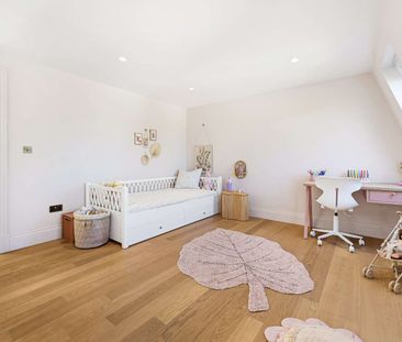 Stunning four bedroom high spec family home with a garden and balco... - Photo 4