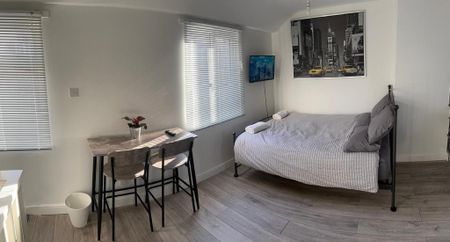 Studio to rent - Photo 2