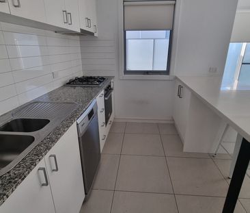THE LIVING IS EASY: LOW MAINTENANCE MODERNITY IN BAYSIDE POSITION - Photo 3