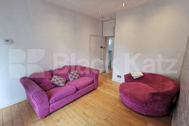 Contemporary two double bedroom flat set on the first floor of a period convers - Photo 1