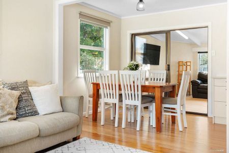 Spacious Family Living in Prime Opaheke - Photo 4