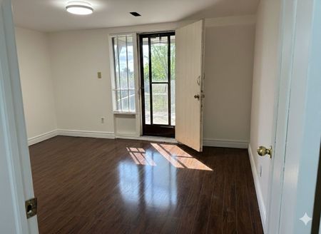 For Lease - 242 Fairglen Avenue, Toronto, Ontario - Photo 4