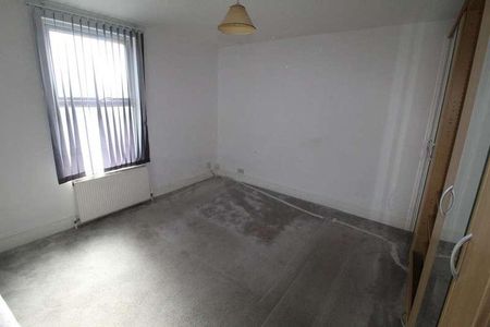 Mead Road, London, HA8 - Photo 3