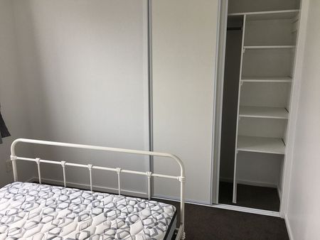 Chic 1BR Kilbirnie Flat w/ AC & Parking - Photo 3