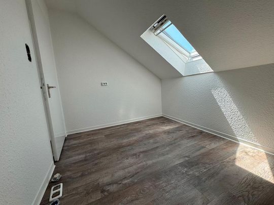 Moderne Single-Dachgeschosswohnung mit Balkonfenster, Garten, PKW - Photo 1