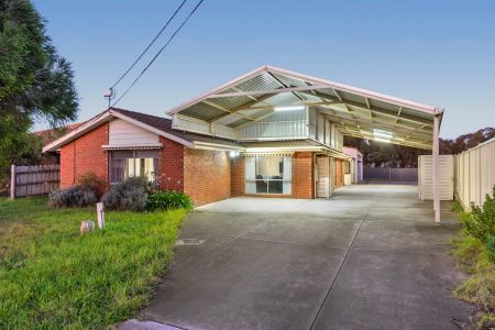 SPACIOUS 5-BEDROOM FAMILY HOME IN PRIME LOCATION - Photo 2