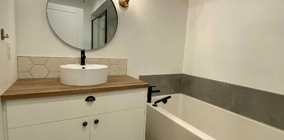 3 1/2 TOUT INCLUS - SEMI MEUBLÉ - DISPO MAINTENANT - Photo 2