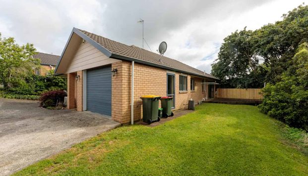 Charming 3-bedroom nestled down a private righ... - Photo 1