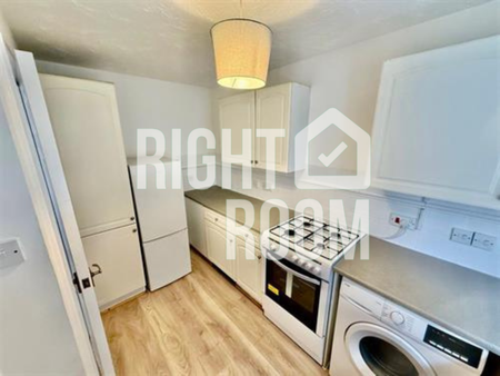 4 Bed House, Grimsby Grove, London E16 - Photo 3