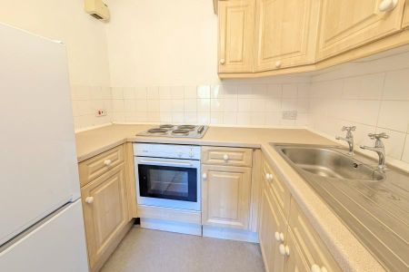1 bedroom retirement property to rent - Photo 2