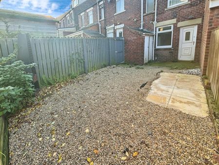 Whitwell Crescent, Stocksbridge, Sheffield, S36 1GD - Photo 5