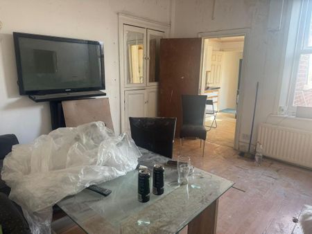 3 bedroom flat to rent - Photo 2