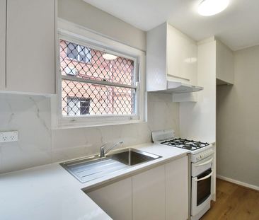 Comfortable & Convenient 1-Bedroom Apartment in Prime Location - Photo 2