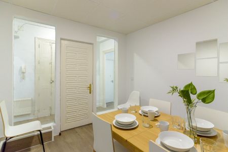 Wonderful room in Plaza de Santa Ana - Photo 3