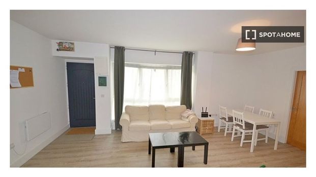 Room for rent in 4-bedroom apartment in Drimnagh, Dublin - Photo 1
