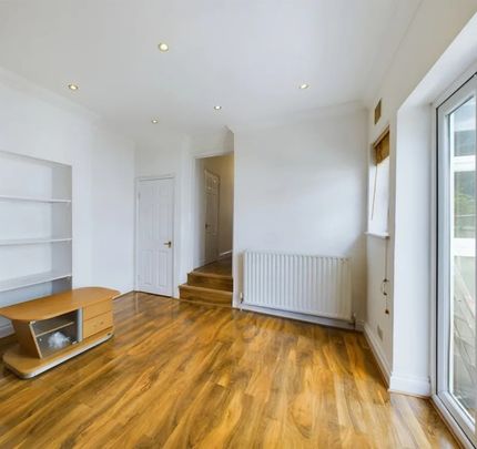 Room in a Shared Flat, Penwith Road, SW18 - Photo 1
