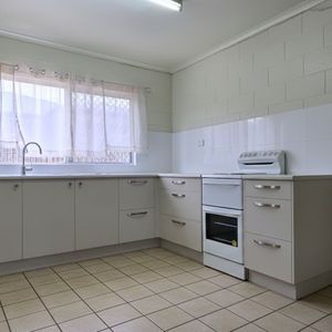 TWO BEDROOM UNIT CLOSE TO CENTRAL ATHERTON - Photo 2
