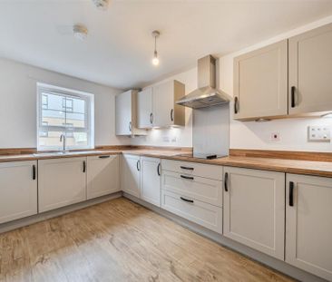 4 bedroom semi-detached house to rent - Photo 6